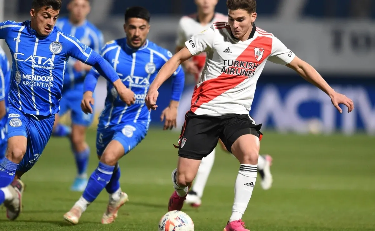 River puso un equipo alternativo pensando en la Copa y no la pasó bien en Mendoza.