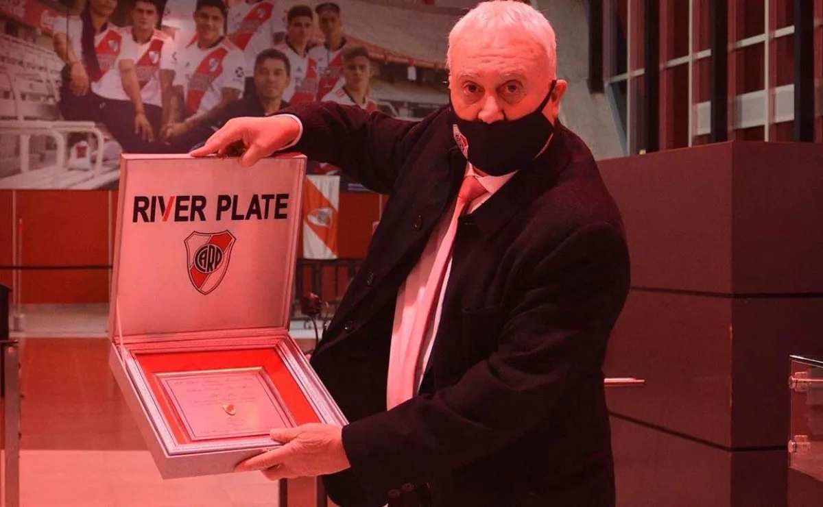 Norberto Alonso fue homenajeado a 50 años de su debut oficial en River.