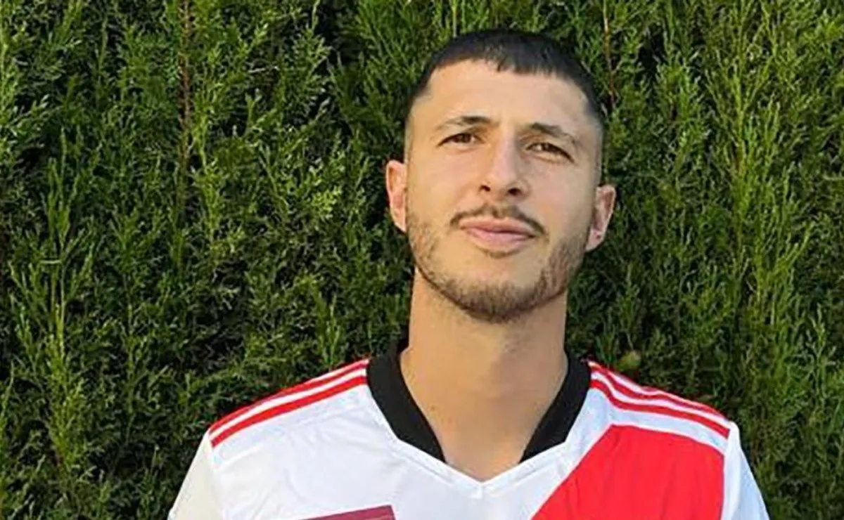 Guido posó con la camiseta del Millonario y la medalla.