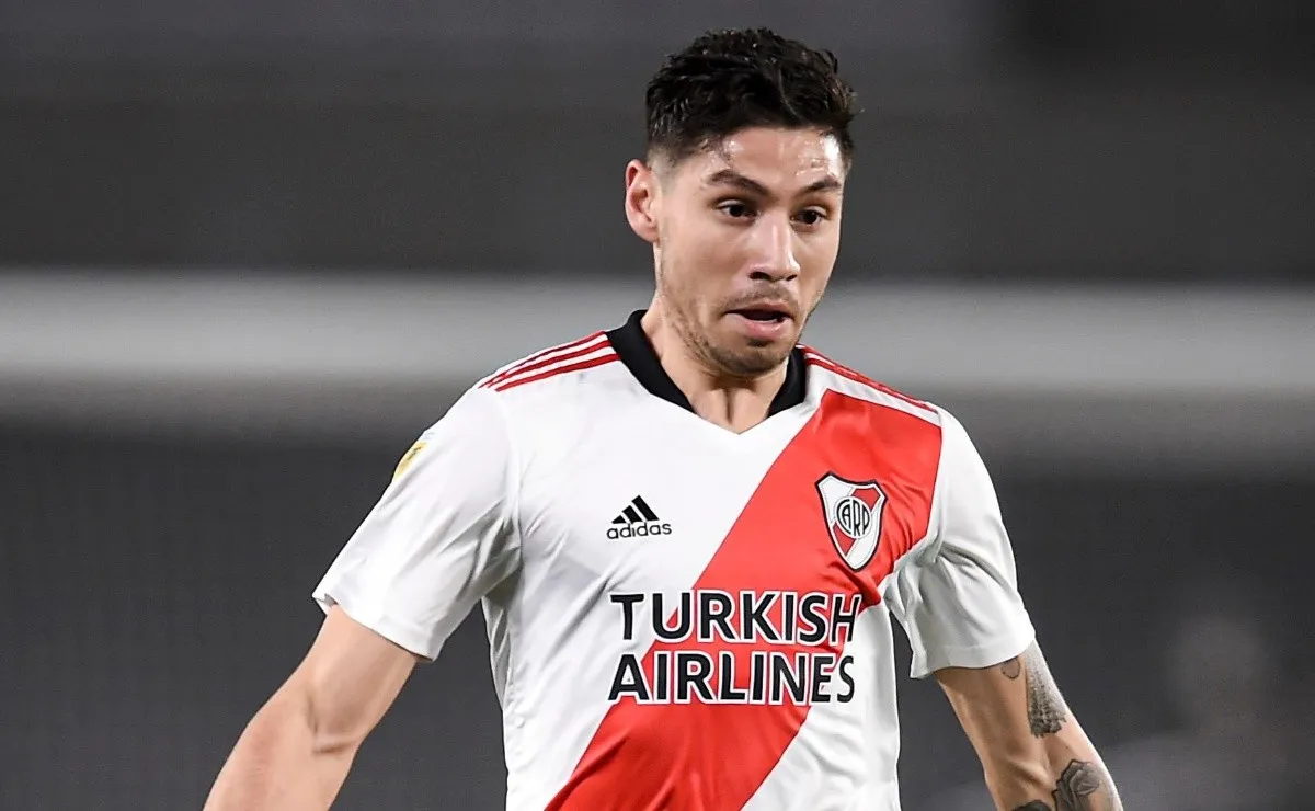 Cachete tuvo que dejar la cancha en el entretiempo.