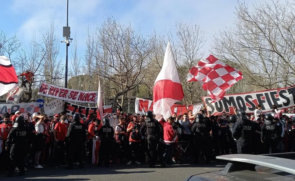 Los hinchas de River se acercaron al hotel donde se concentra el Más Grande en la previa al duelo contra Boca por los octavos de final la Copa Argentina.