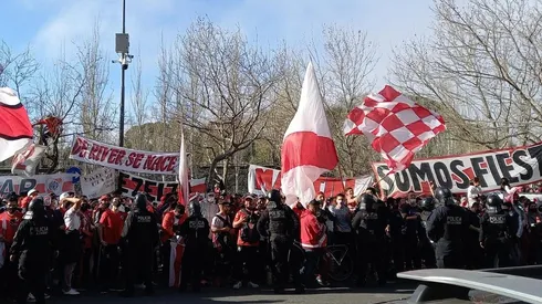 Los hinchas de River se acercaron al hotel donde se concentra el Más Grande en la previa al duelo contra Boca por los octavos de final la Copa Argentina.
