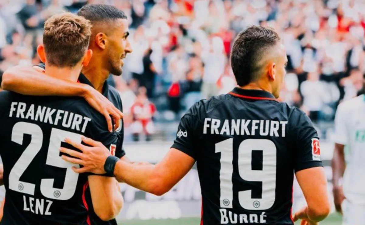 Rafael Santos Borré hizo su debut con la camiseta del Eintracht Frankfurt en un amistoso ante el Saint Étienne y convirtió un gol de penal.