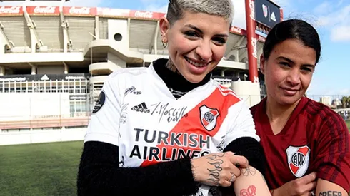 Cazzu junto a Carolina Birizamberri, ambas muestran sus tatuajes riverplatenses.