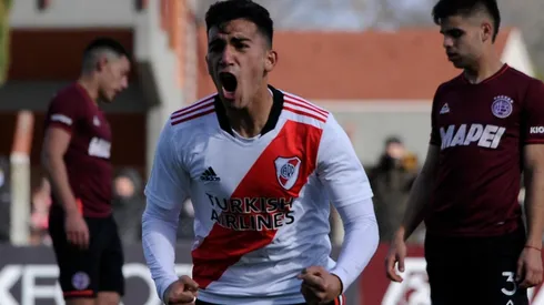 El grito de gol de Román Suárez, el goleador de la tarde.