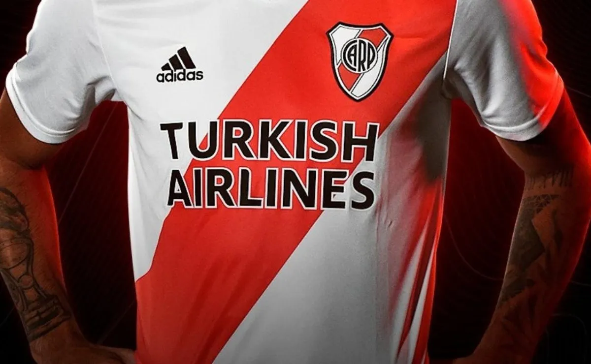 La nueva camiseta de River se estrenará este domingo en el Monumental.