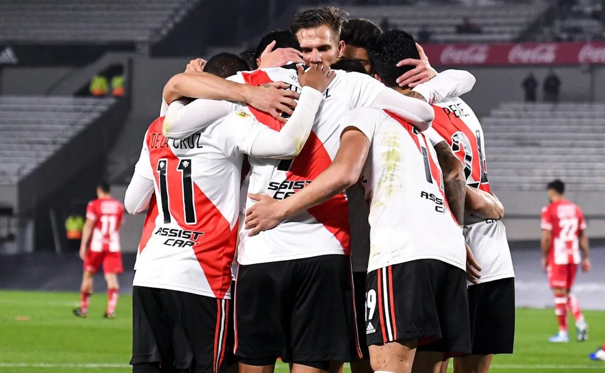 El festejo del equipo que sumó sus primeros tres puntos en el campeonato local.