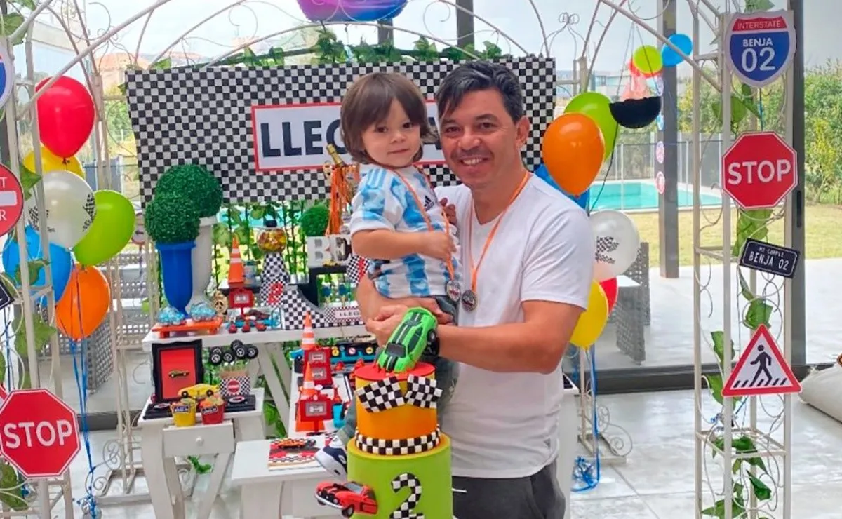 Temática de cumpleaños y el Muñeco junto a su pequeño.