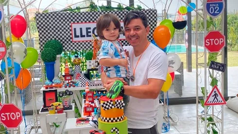 Temática de cumpleaños y el Muñeco junto a su pequeño.