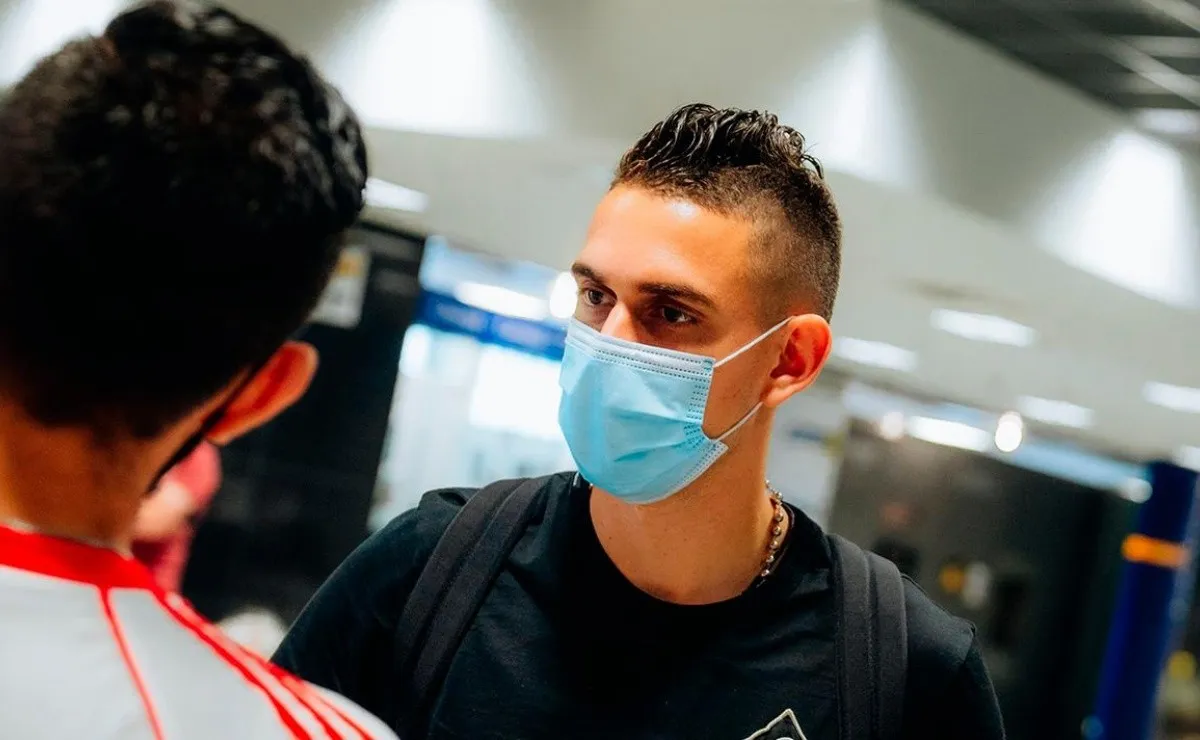 Rafael Santos Borré llegó a Frankfurt para dar comienzo a su ciclo en el Eintracht Frankfurt de Alemani y un hincha de River lo recibió en el aeropuerto.