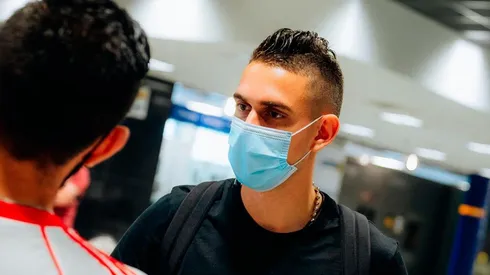 Rafael Santos Borré llegó a Frankfurt para dar comienzo a su ciclo en el Eintracht Frankfurt de Alemani y un hincha de River lo recibió en el aeropuerto.