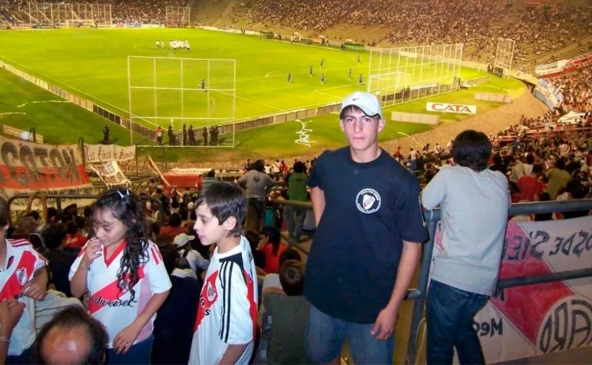 Braian Romero y su faceta como hincha de River, aparecieron fotos del delantero del Más Grande de adolescente cuando alentaba al Millonario en la tribuna.