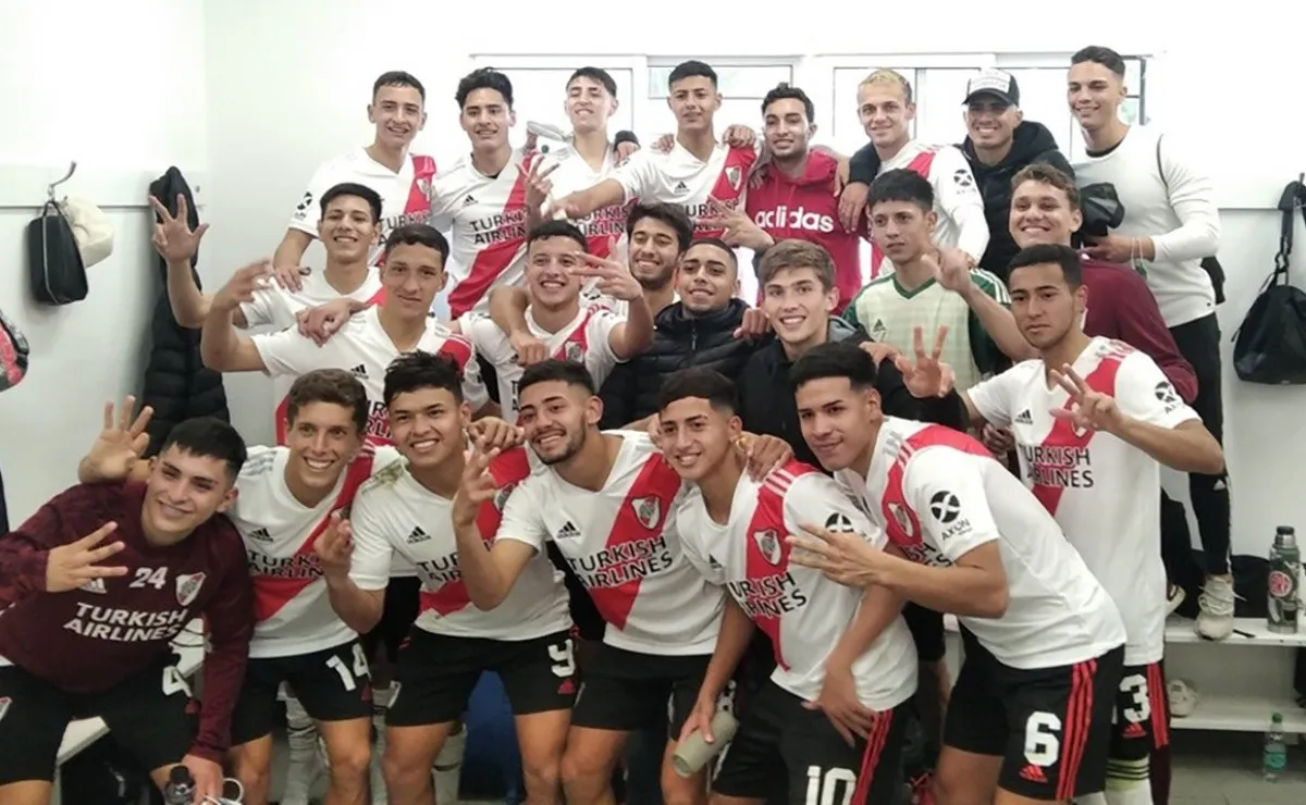 El festejo de la Quinta División en el vestuario.