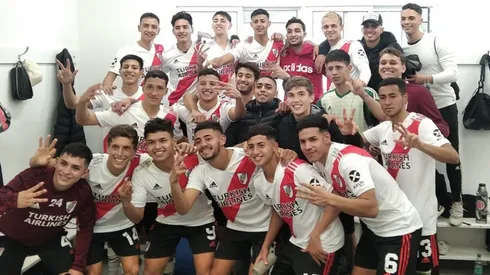 El festejo de la Quinta División en el vestuario.