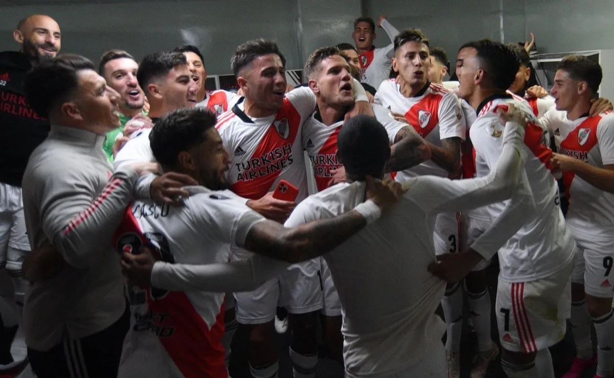 El festejo de los jugadores de River en el vestuario luego de conseguir la clasificación.