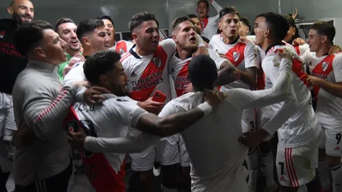 El festejo de los jugadores de River en el vestuario luego de conseguir la clasificación.