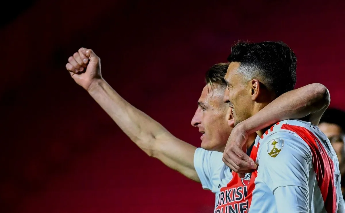 Abrazos y más abrazos. Suárez y Romero fueron las figuras de la llave ante el Bicho.