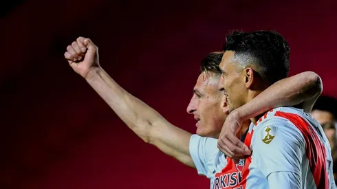 Abrazos y más abrazos. Suárez y Romero fueron las figuras de la llave ante el Bicho.