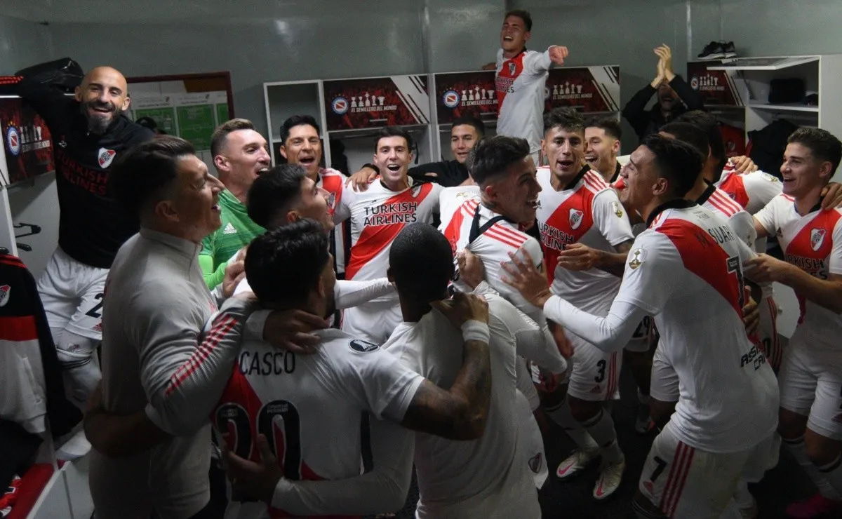 Se armó la fiesta en el vestuario tras la clasificación.