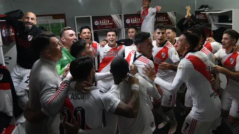 Se armó la fiesta en el vestuario tras la clasificación.