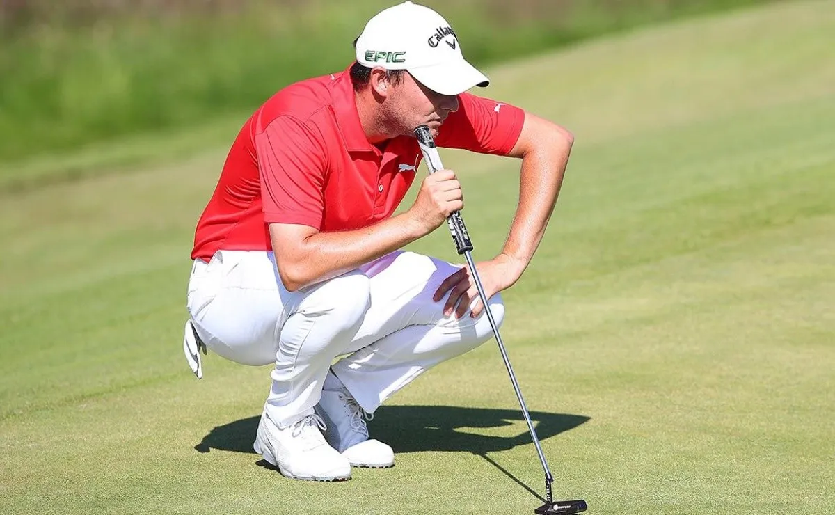 Emiliano Grillo volvió a mostrar su pasión por River, en esta oportunidad llevó unos zapatos al British Open con el escudo del Más Grande y la fecha de la Copa Eterna.