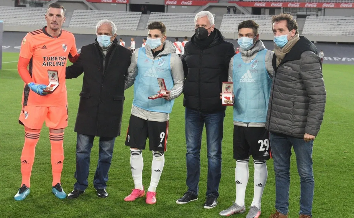 La dirigencia de River homenajeó a los futbolistas del Más Grande que obtuvieron la Copa América con la Selección Argentina en el Maracaná.