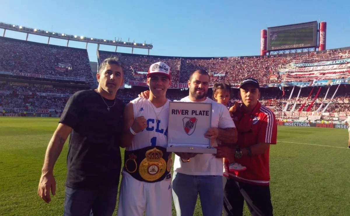 Brian Castaño con su título mundial ante un Monumental repleto, el boxeador argentino es fanático de River y este sábado peleará para hacer historia.