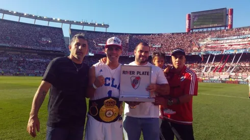 Brian Castaño con su título mundial ante un Monumental repleto, el boxeador argentino es fanático de River y este sábado peleará para hacer historia.
