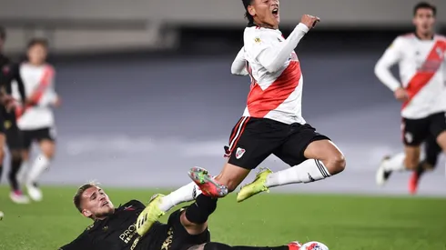 Por esta falta de Piovi sobre Carrascal, Colón se quedó con un hombre menos en el primer tiempo.