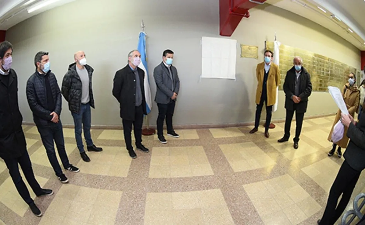 La Legislatura de la Ciudad de Buenos Aires homenajeó a River por sus 120 años, le entregó una placa conmemorativa que ya se encuentra en el hall del club.