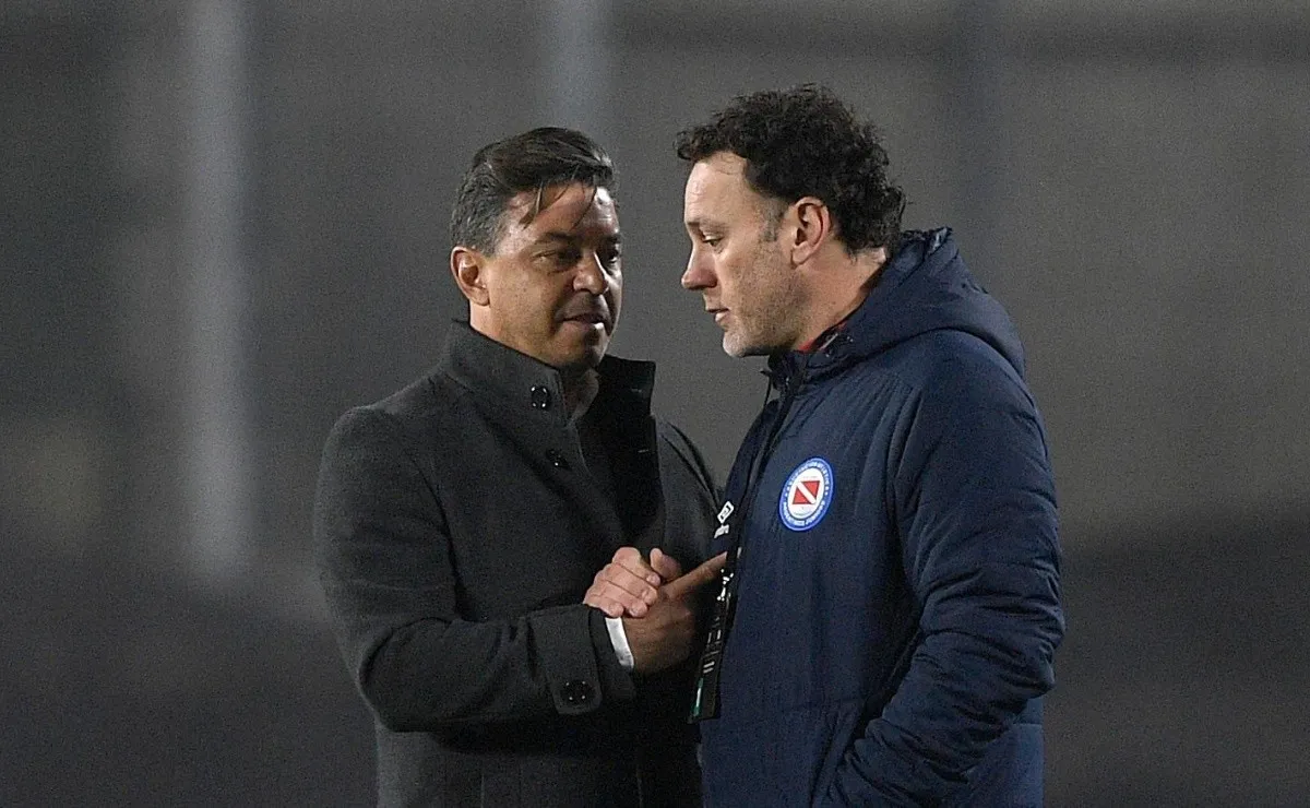 El momento de la charla entre ambos técnicos una vez finalizado el partido.