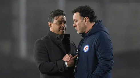 El momento de la charla entre ambos técnicos una vez finalizado el partido.