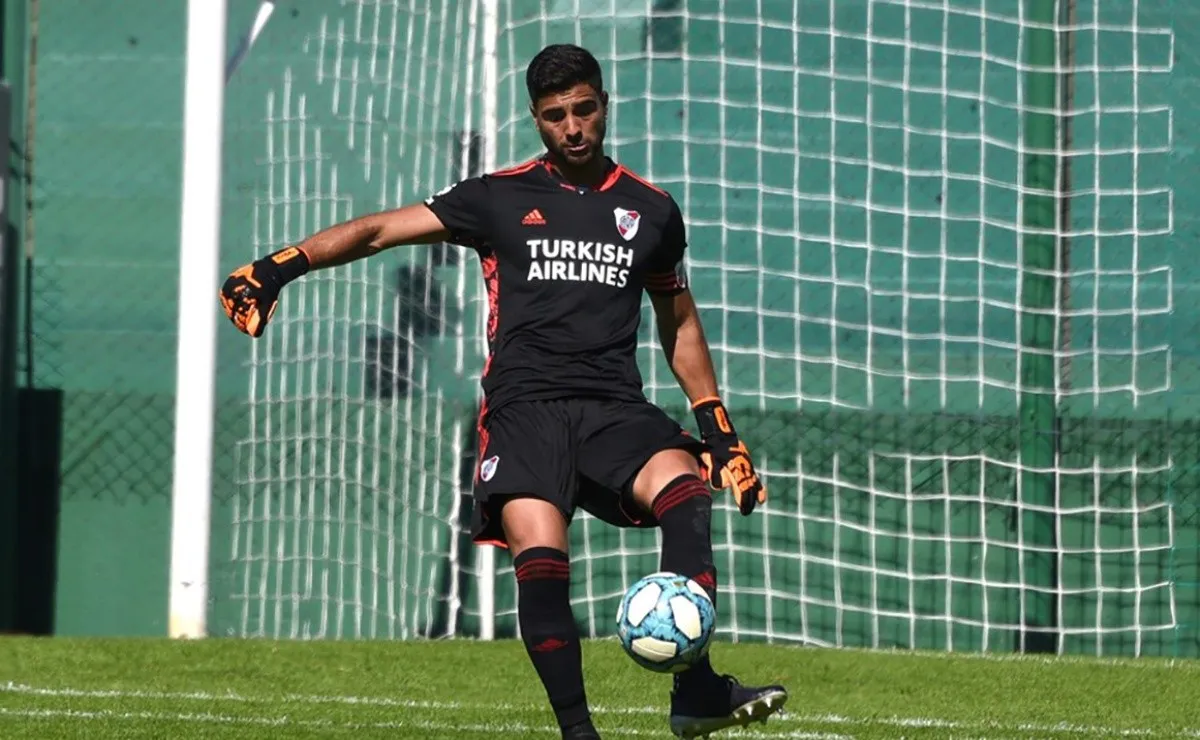 El arquero negocia para irse a otro club de Primera División.