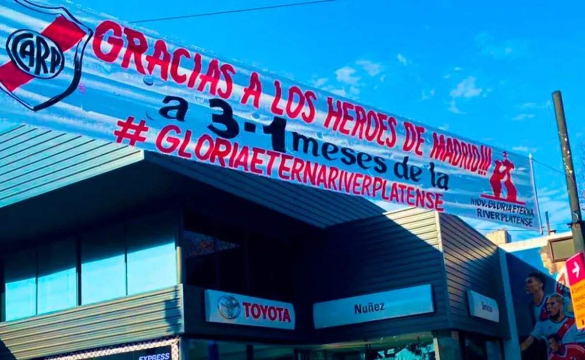 Las inmediaciones del Estadio Monumental con pasacalles y los nombres de las calles aledañas modificados en honor a la final entre River y Boca de la Copa Libertadores 2018.