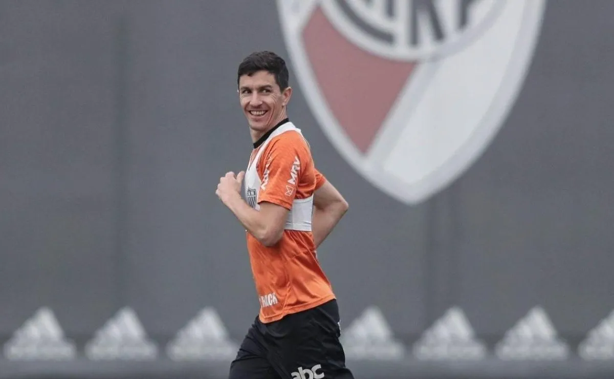 El zurdo, siempre con una sonrisa y con algo de River cerca.