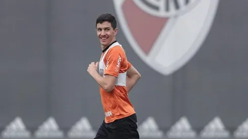 El zurdo, siempre con una sonrisa y con algo de River cerca.