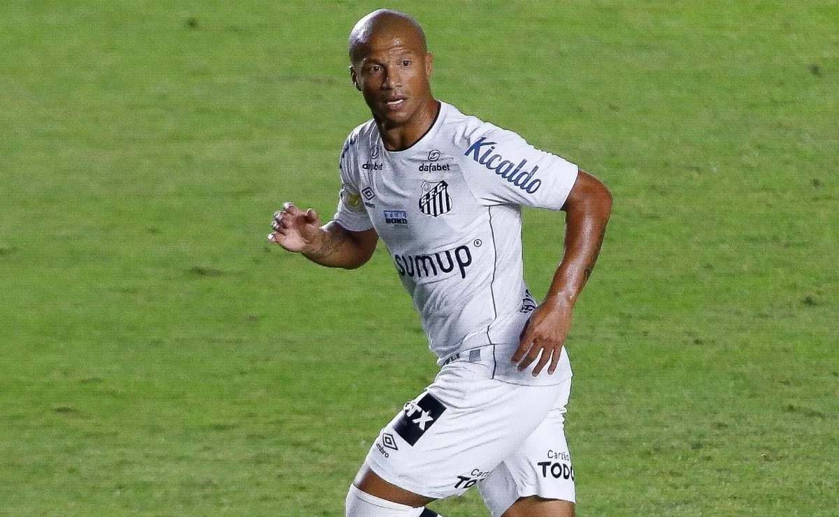 Carlos Sánchez volvió al gol en el Santos