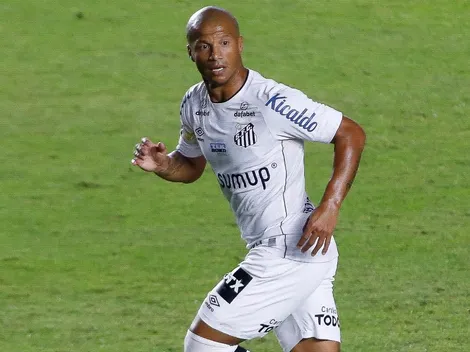 Gol y récord para Carlos Sánchez en Brasil