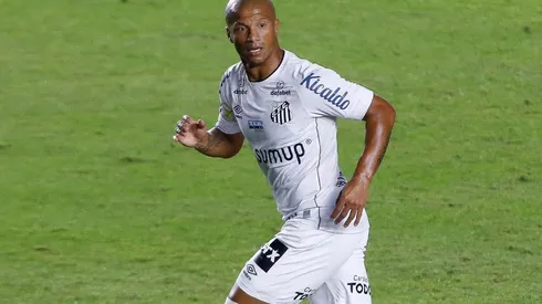 Carlos Sánchez volvió al gol en el Santos