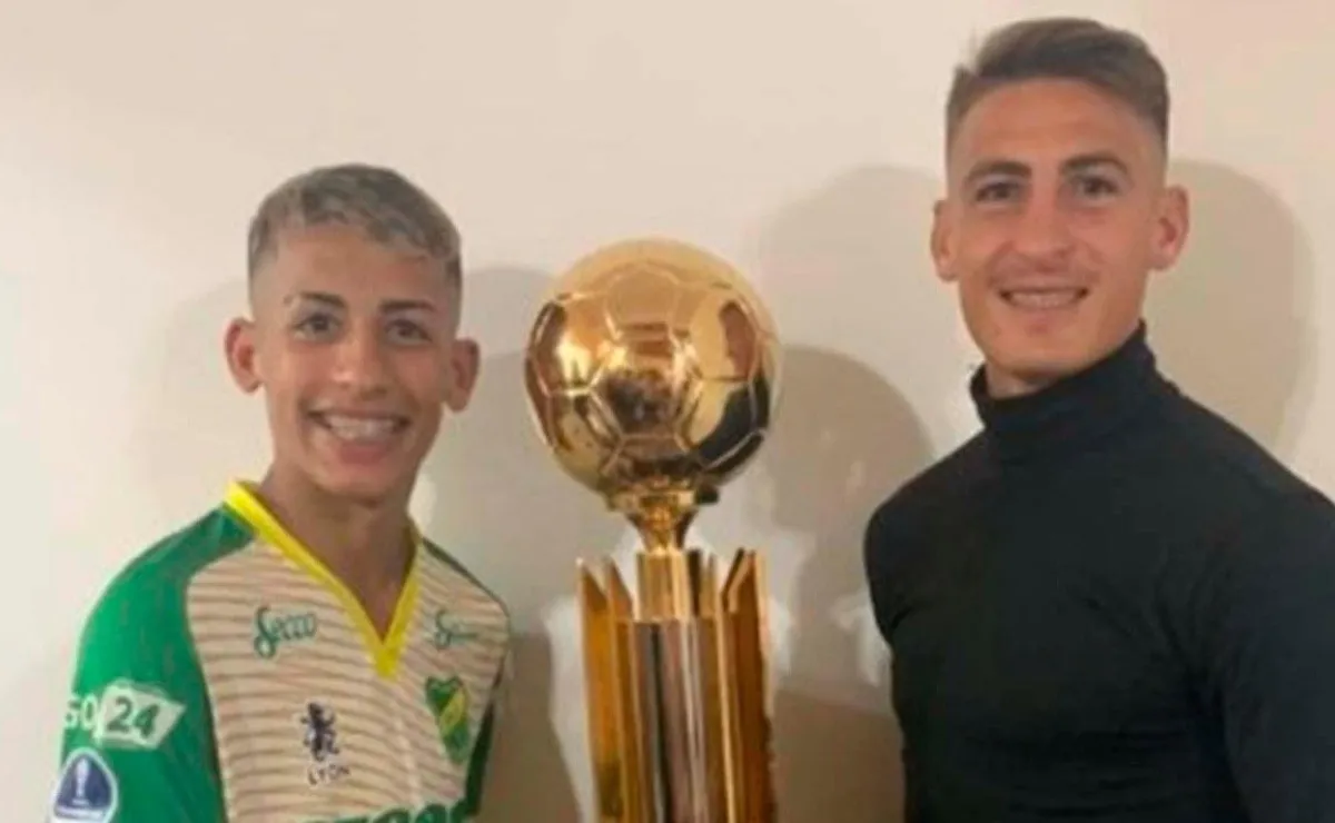 Agustín Obregón, volante central de la Octava de River, junto a su hermano Braian Romero, flamante refuerzo del Más Grande.