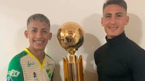 Agustín Obregón, volante central de la Octava de River, junto a su hermano Braian Romero, flamante refuerzo del Más Grande.