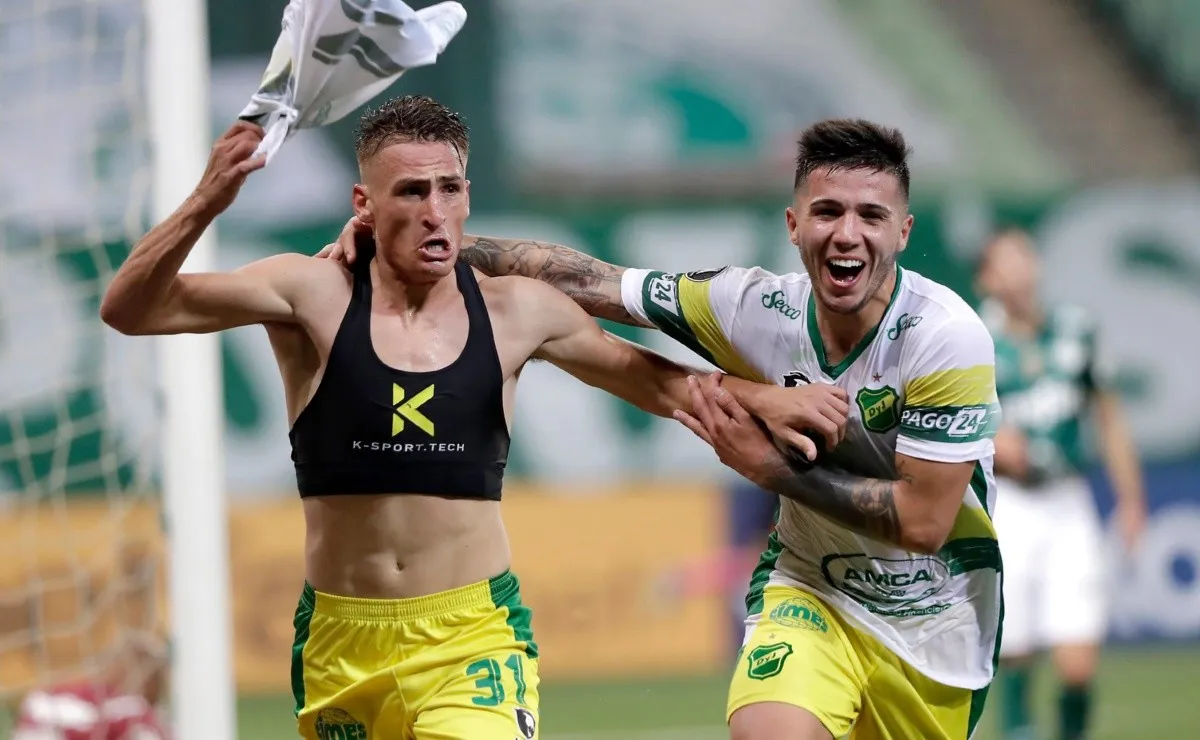 Braian Romero festeja junto a Enzo Fernández uno de sus goles en la Libertadores