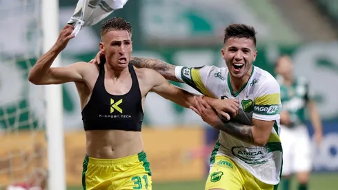 Braian Romero festeja junto a Enzo Fernández uno de sus goles en la Libertadores