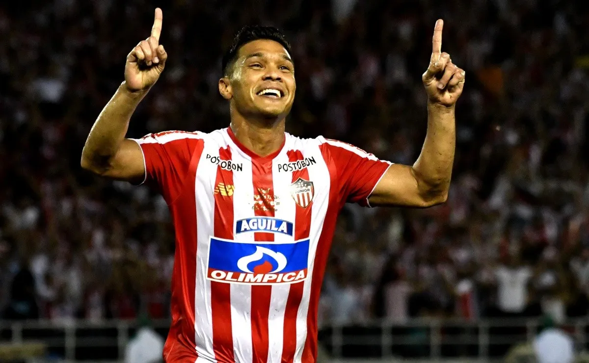 El colombiano se despidió de Junior y busca un nuevo destino para su carrera.