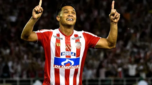 El colombiano se despidió de Junior y busca un nuevo destino para su carrera.