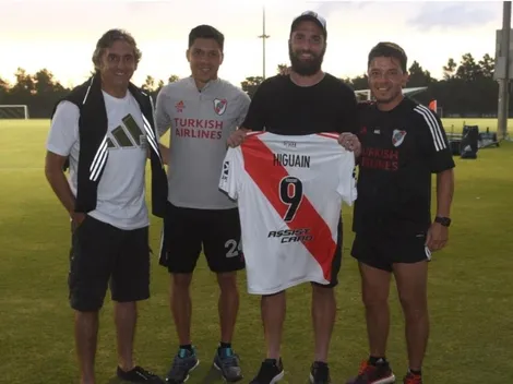 Gonzalo Higuaín visitó la práctica de River