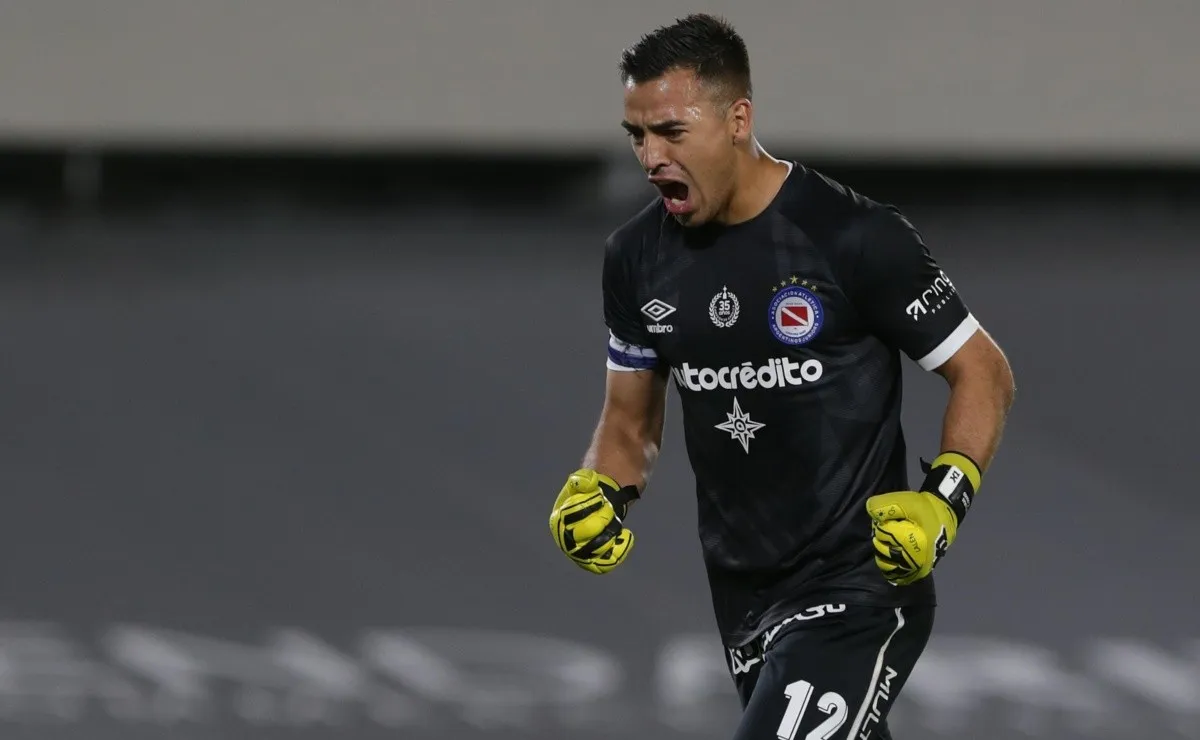 Lucas Cháves, arquero de Argentinos Juniors, sufrió un desgarro en su pierna derecha y es duda para el partido contra River por los octavos de la Copa Libertadores.