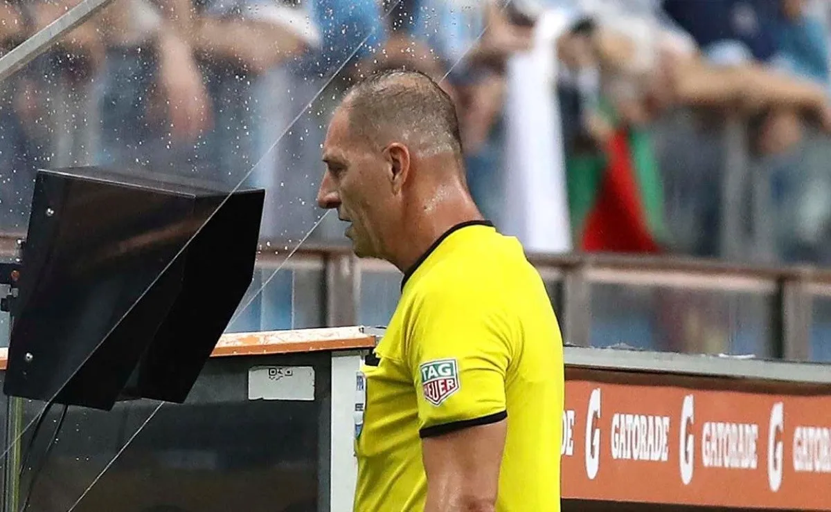 Néstor Pitana utilizando el VAR en la Copa Libertadores de América.