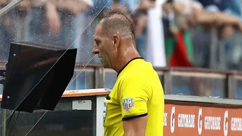 Néstor Pitana utilizando el VAR en la Copa Libertadores de América.