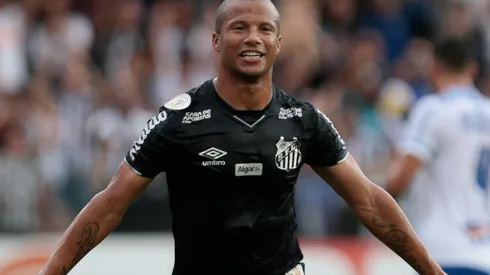 Carlos Sánchez volverá a las canchas después de casi nueve meses de parate.